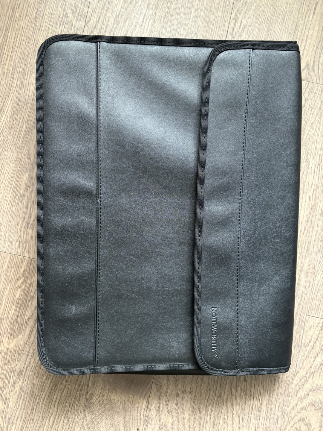 Noteworthy Laptop case black