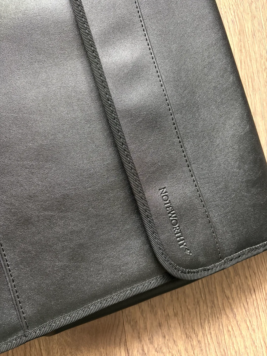 Noteworthy Laptop case black image indicator(2)