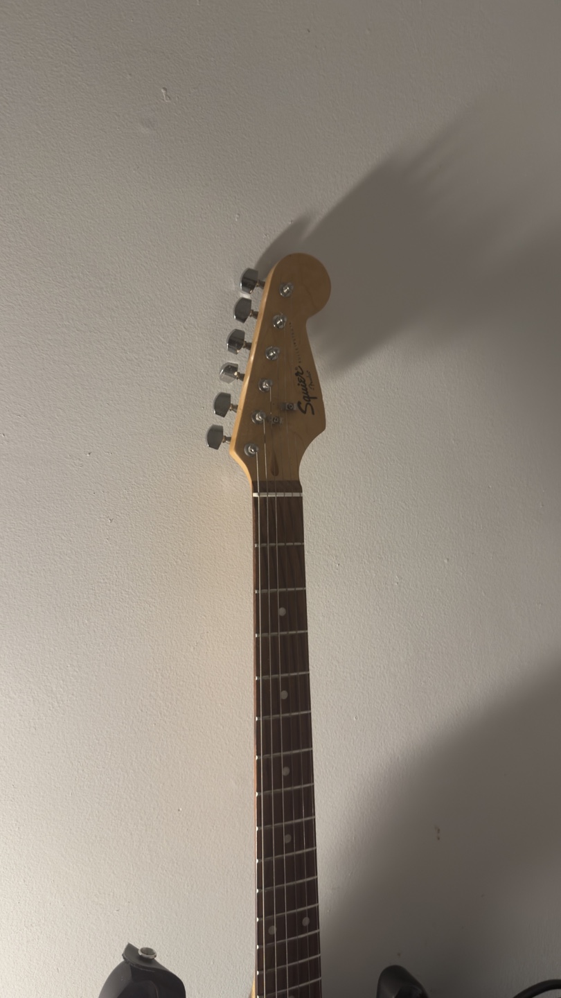 Squier Electric Guitar with Line 6 Spider V 20 Amp