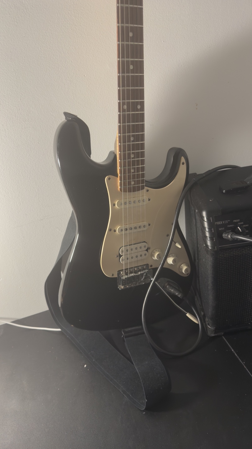 Squier Electric Guitar with Line 6 Spider V 20 Amp - photo 2