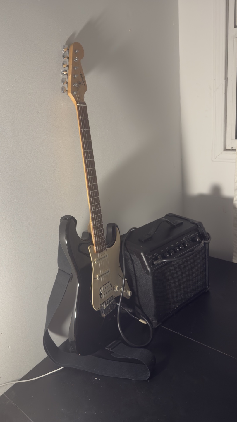 Squier Electric Guitar with Line 6 Spider V 20 Amp - photo 3