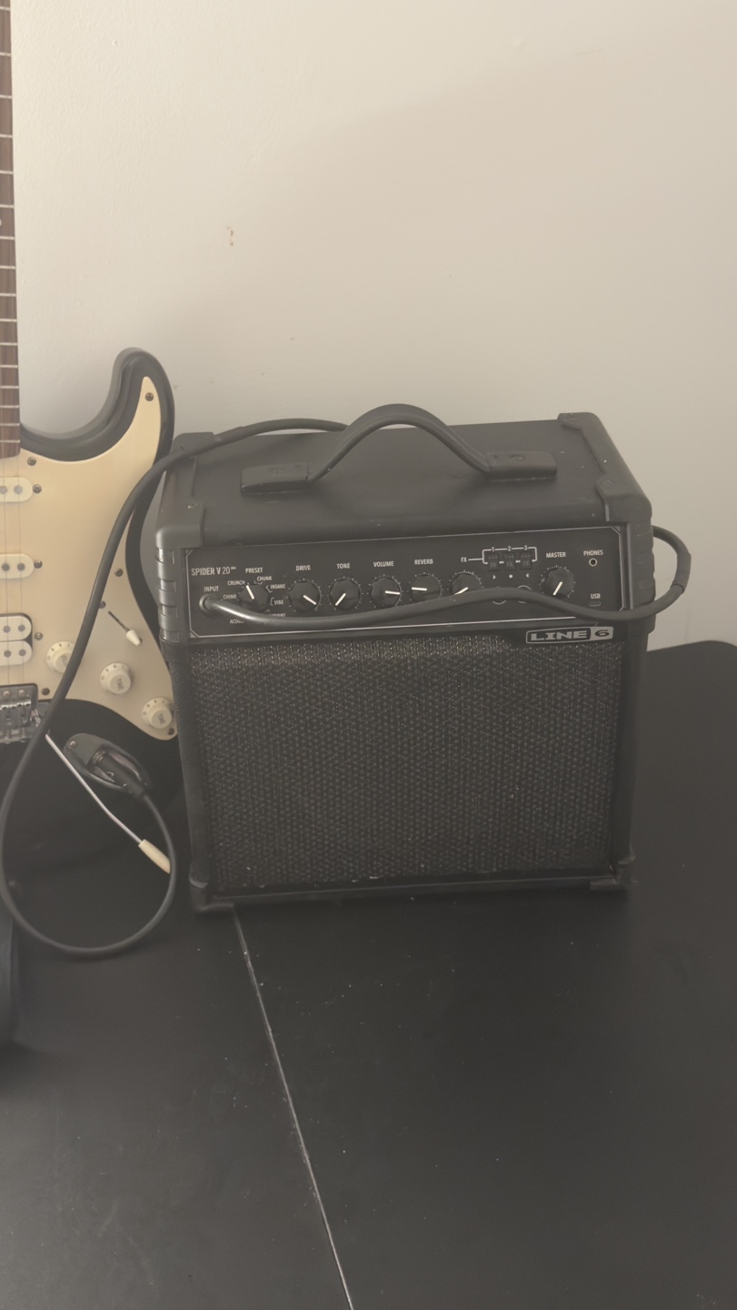 Squier Electric Guitar with Line 6 Spider V 20 Amp - photo 5