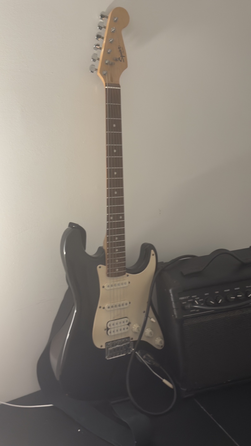 Squier Electric Guitar with Line 6 Spider V 20 Amp - photo 4