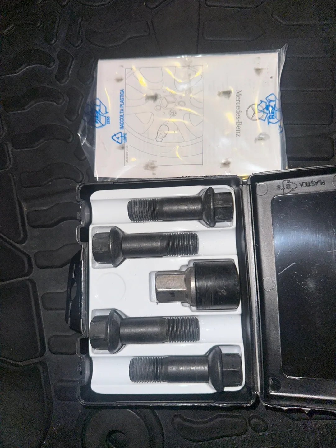 Mercedes Benz Wheel Locks image indicator(3)