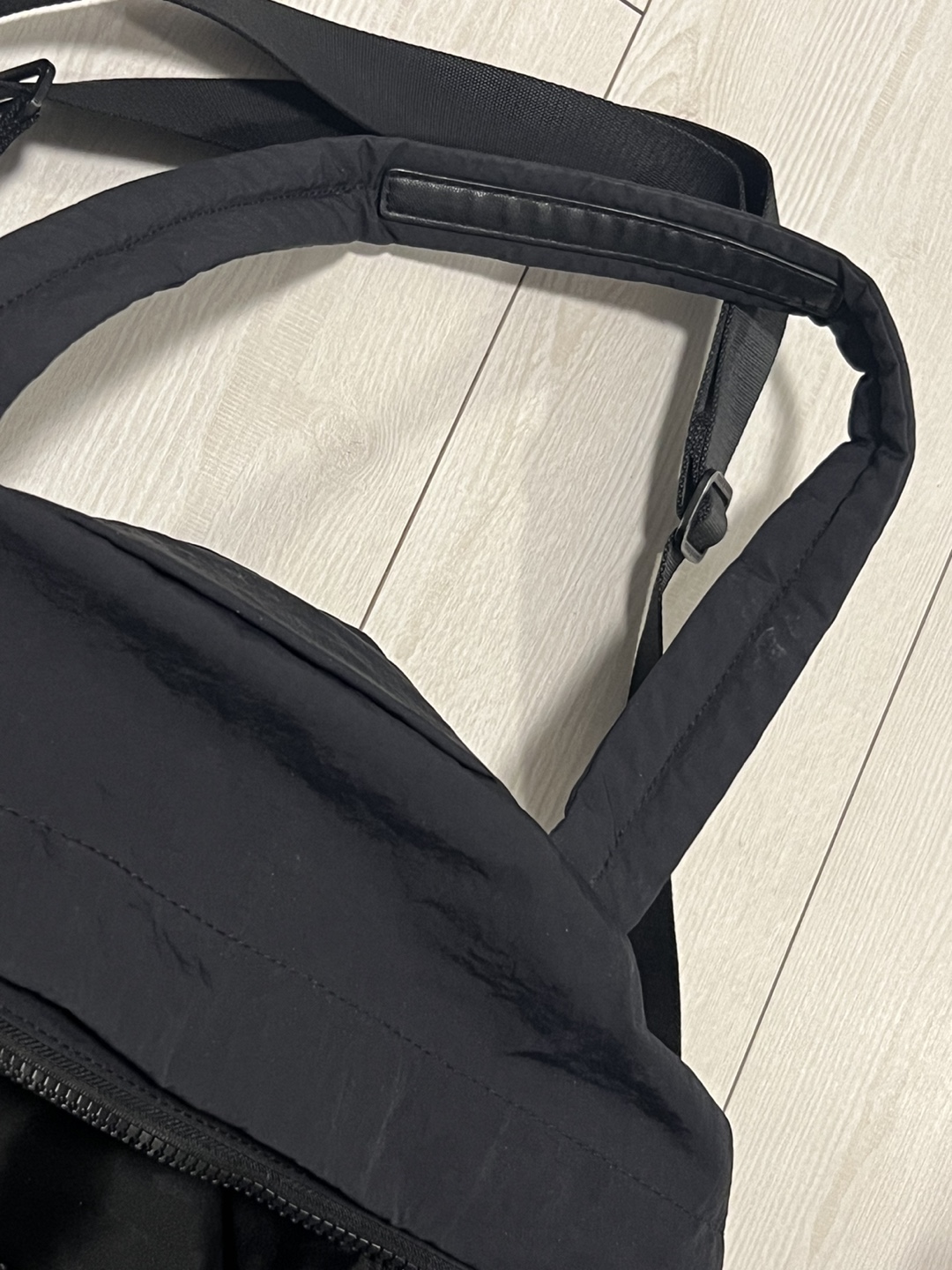 Lululemon All Black on my level duffel bag - photo 5