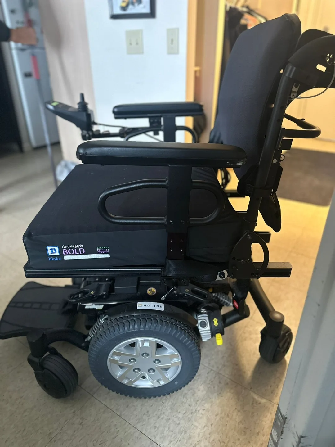 Quantum Geo-Matrix Bold Power Wheelchair image indicator(3)