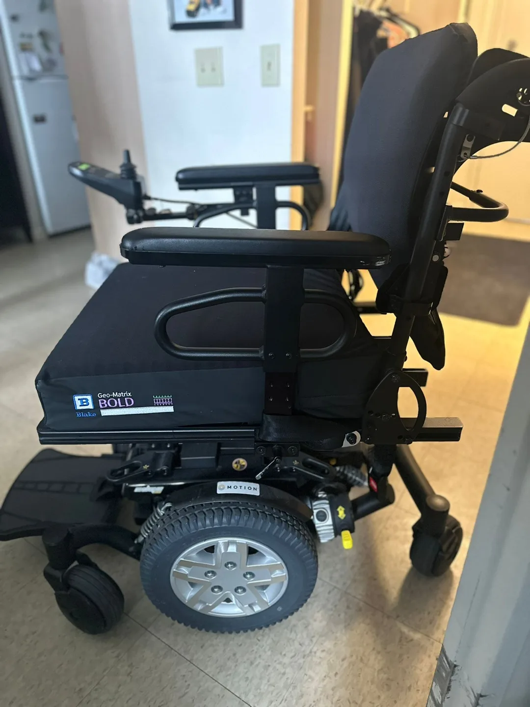 Quantum Geo-Matrix Bold Power Wheelchair image indicator(4)