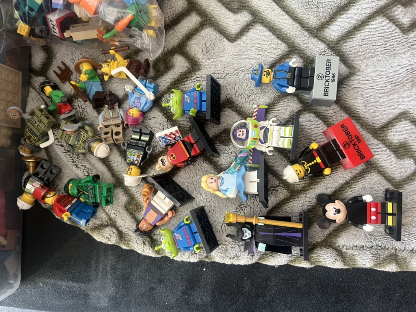 LEGO Lot - Bulk Bricks & Minifigures - photo 5