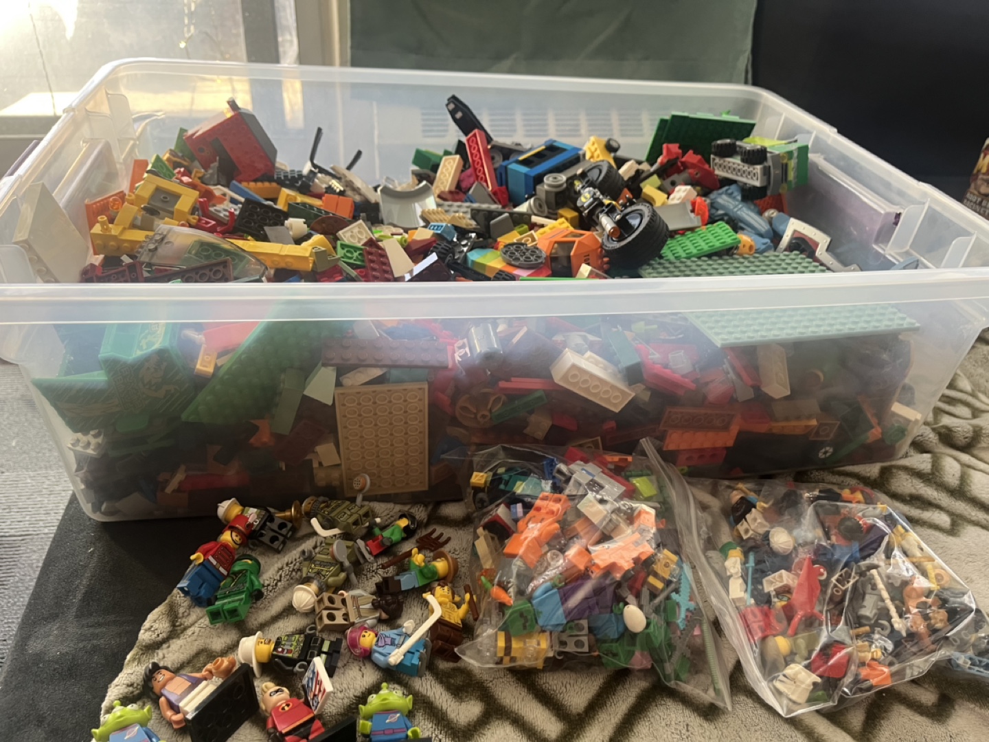 LEGO Lot - Bulk Bricks & Minifigures - photo 4