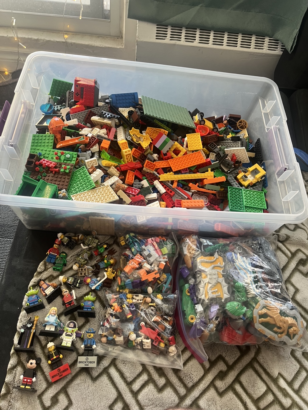 LEGO Lot - Bulk Bricks & Minifigures