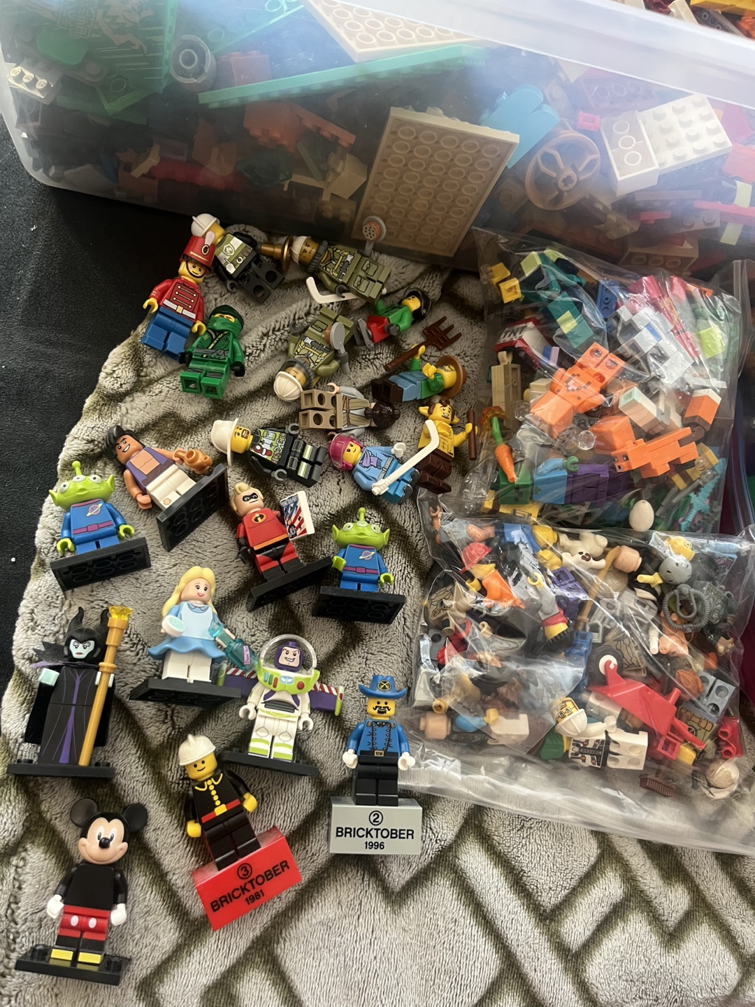 LEGO Lot - Bulk Bricks & Minifigures - photo 2