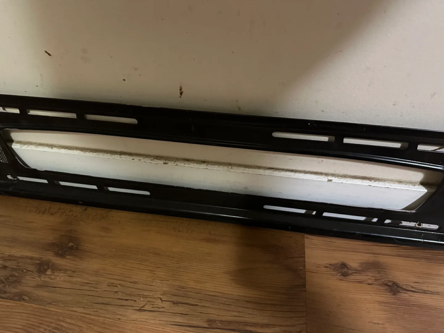 Toshiba 32 inch TV - For Parts or use image indicator(4)