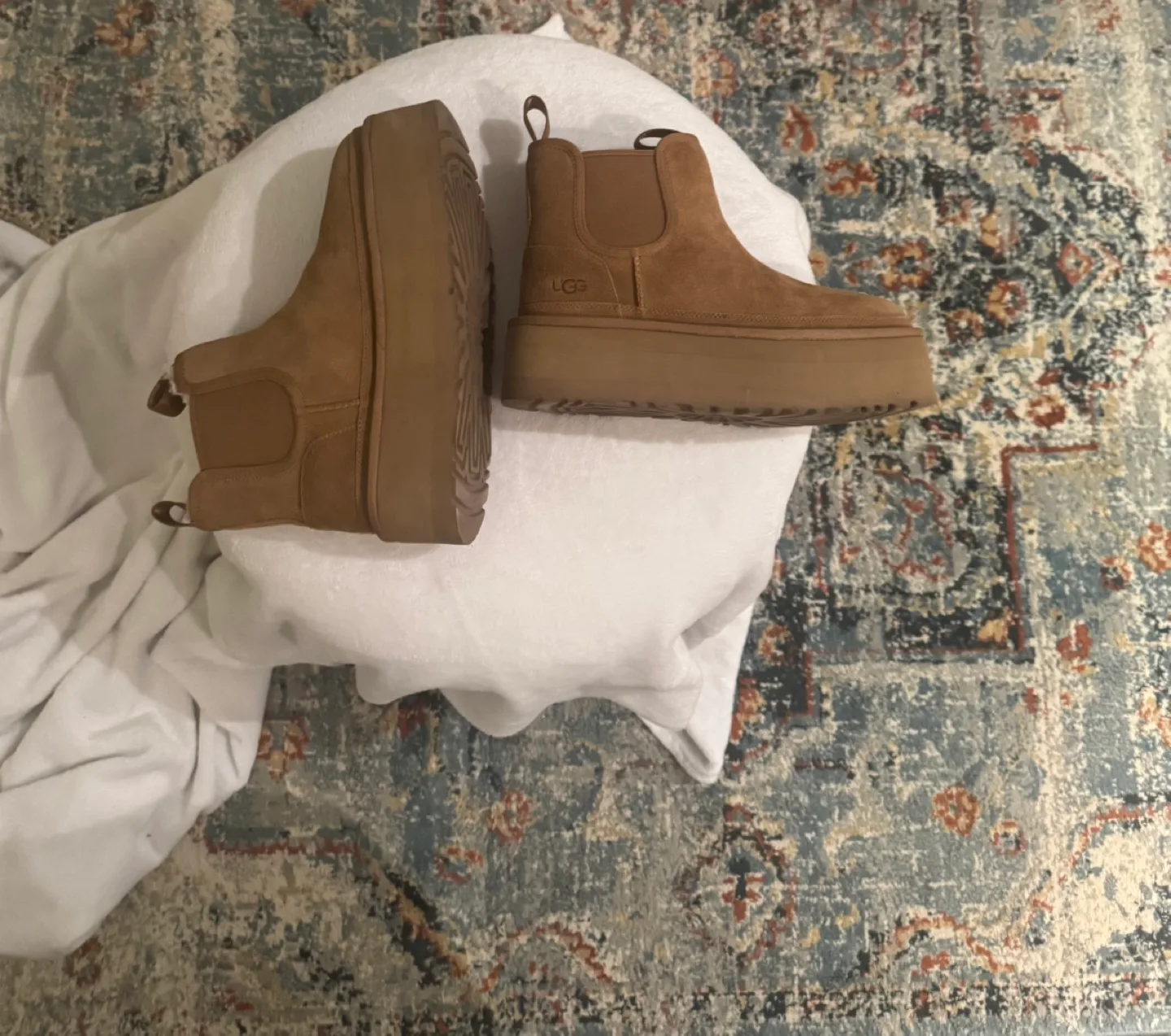 UGG PLATFORM CHELSEA BOOT (size 8) image indicator(2)