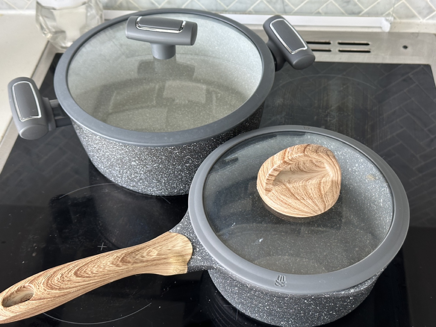 Set of 2 Grey Pots with Glass Lids