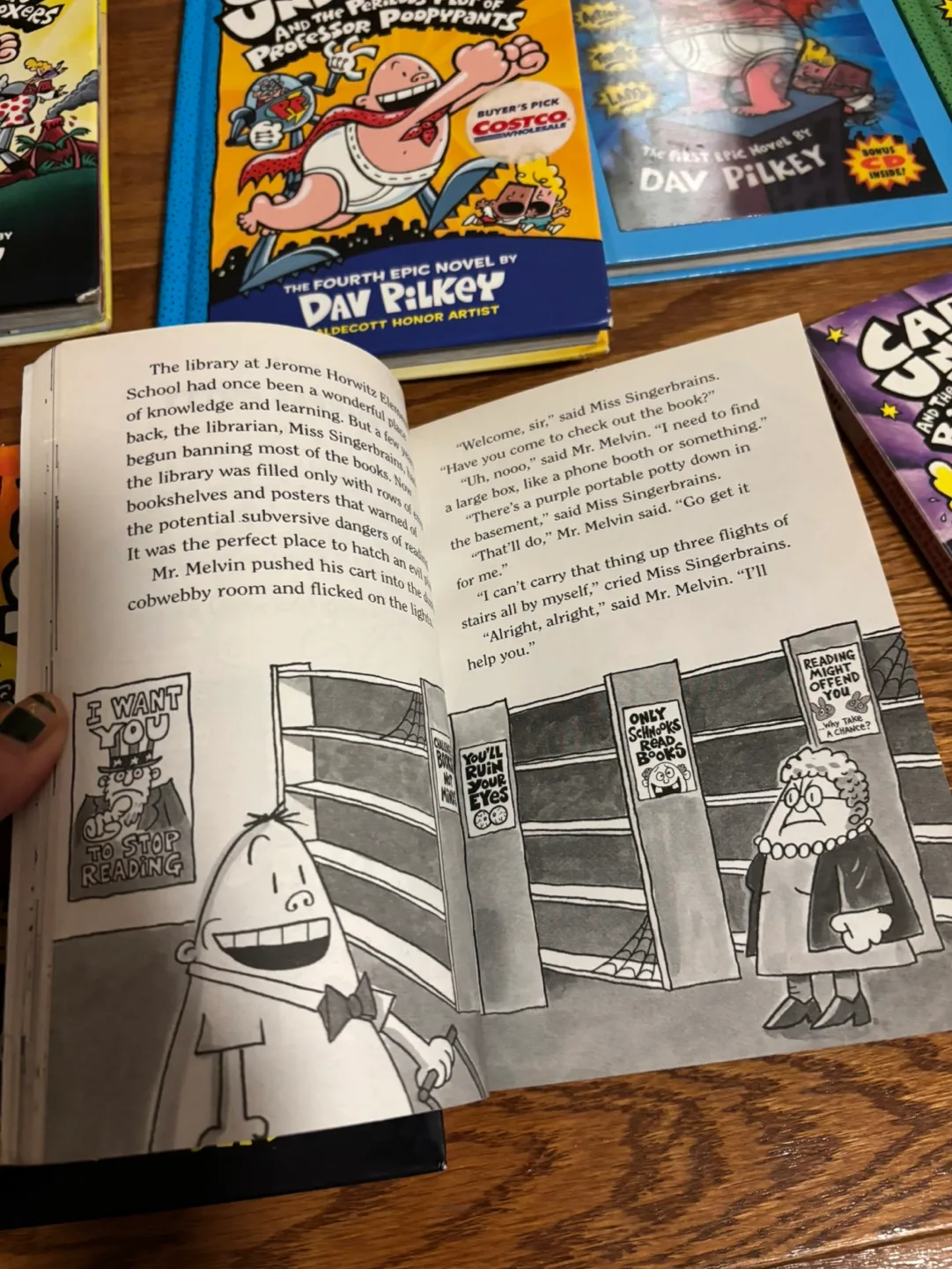 Captain Underpants hardcover Book x10 image indicator(4)
