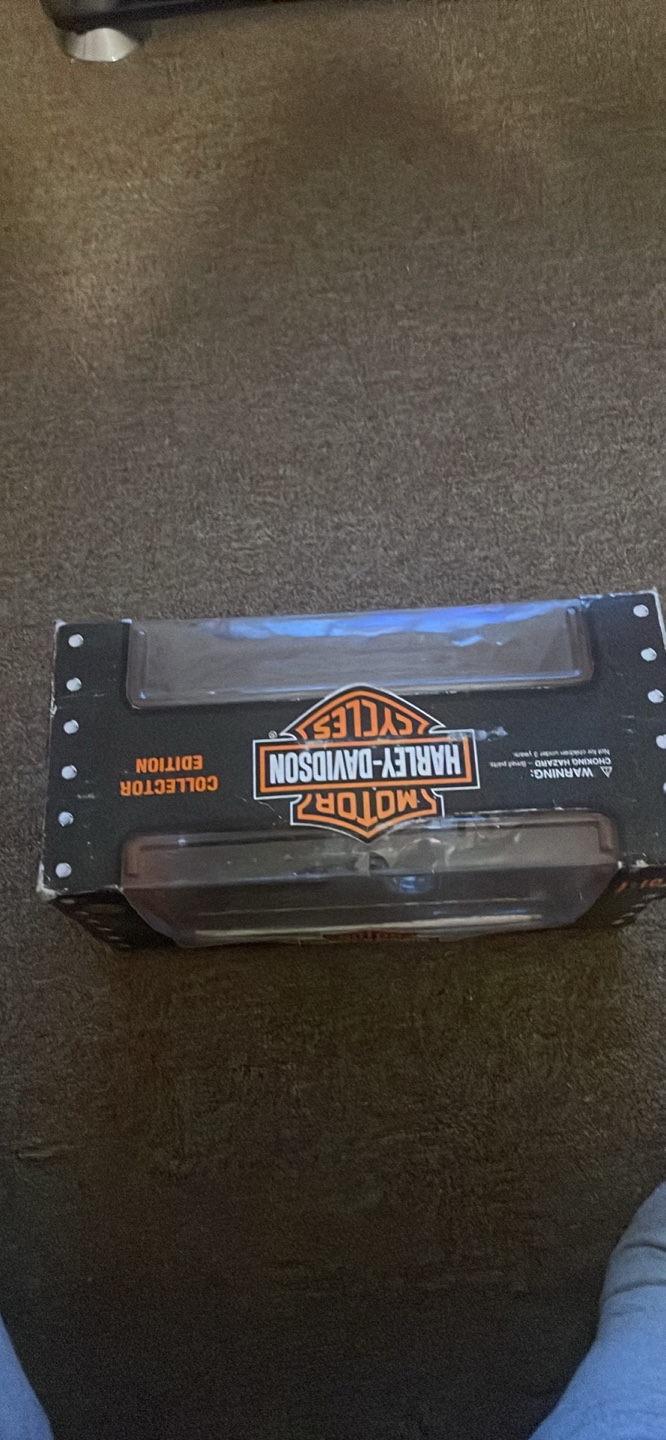 Harley Davidson FLSTS Heritage 1:10 Scale Die-Cast Model - photo 2
