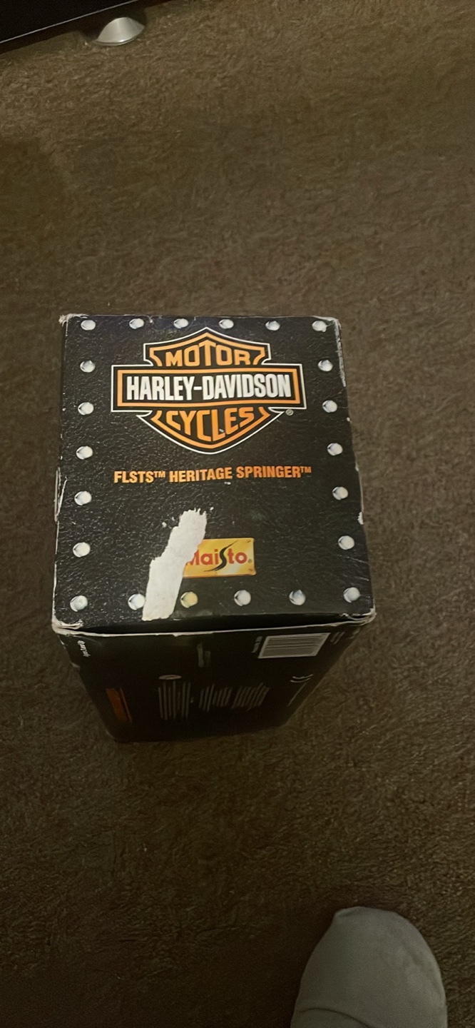 Harley Davidson FLSTS Heritage 1:10 Scale Die-Cast Model - photo 3