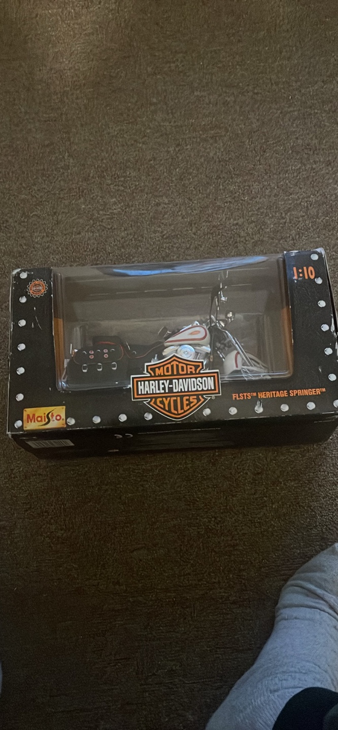 Harley Davidson FLSTS Heritage 1:10 Scale Die-Cast Model