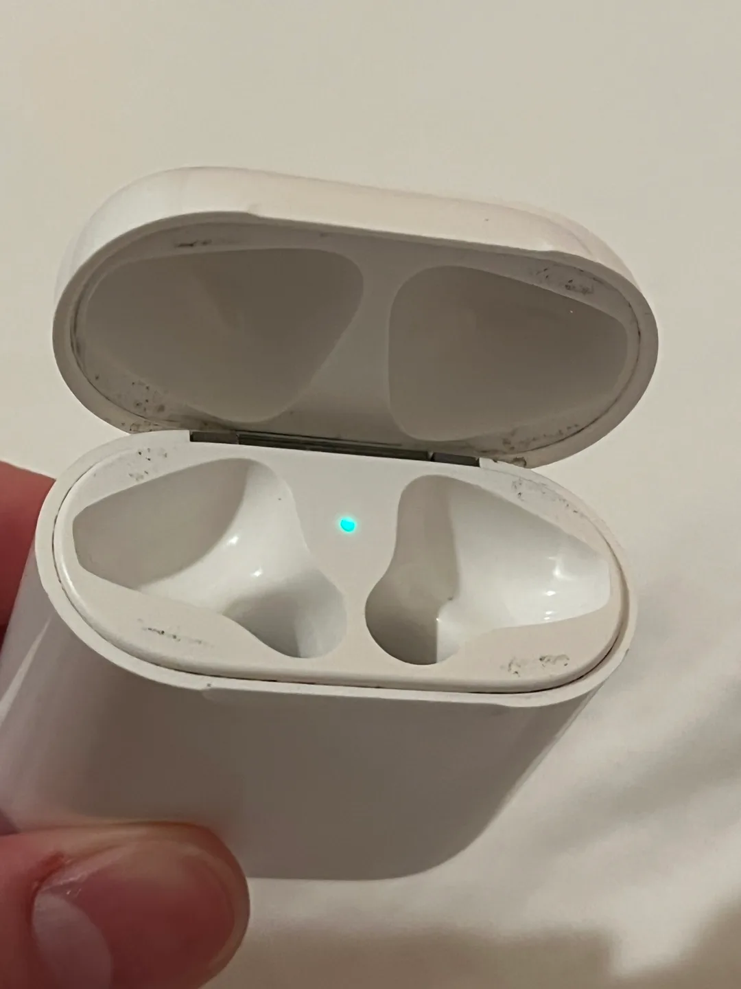 Apple AirPods 1st/2nd Gen Charging Case image indicator(3)