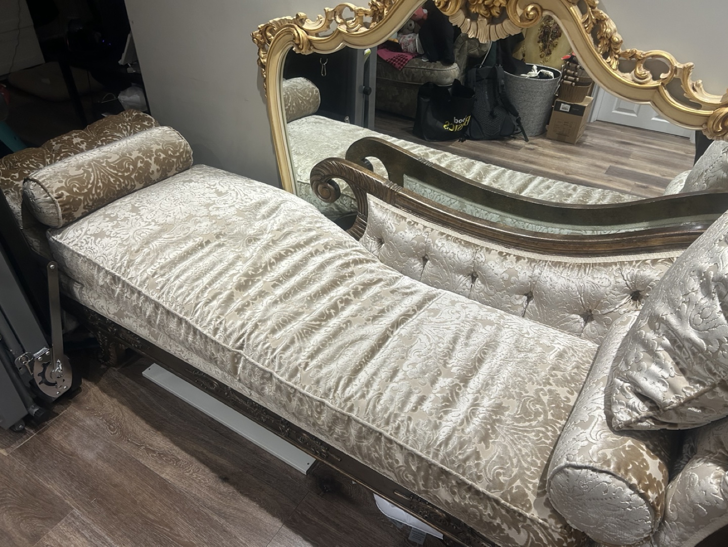 Elegant Chaise Lounge