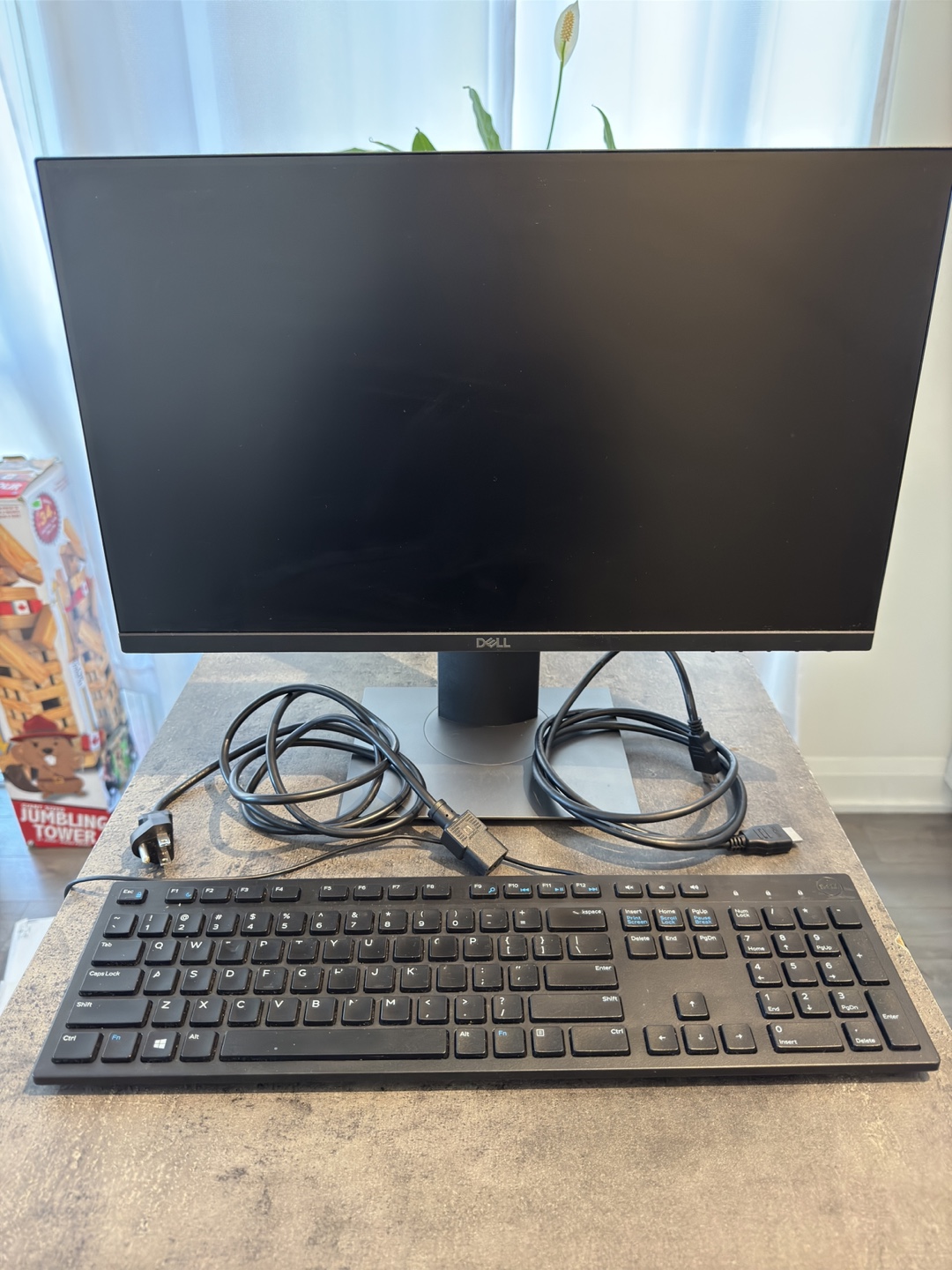 Dell Monitor 22 inch and keyboard