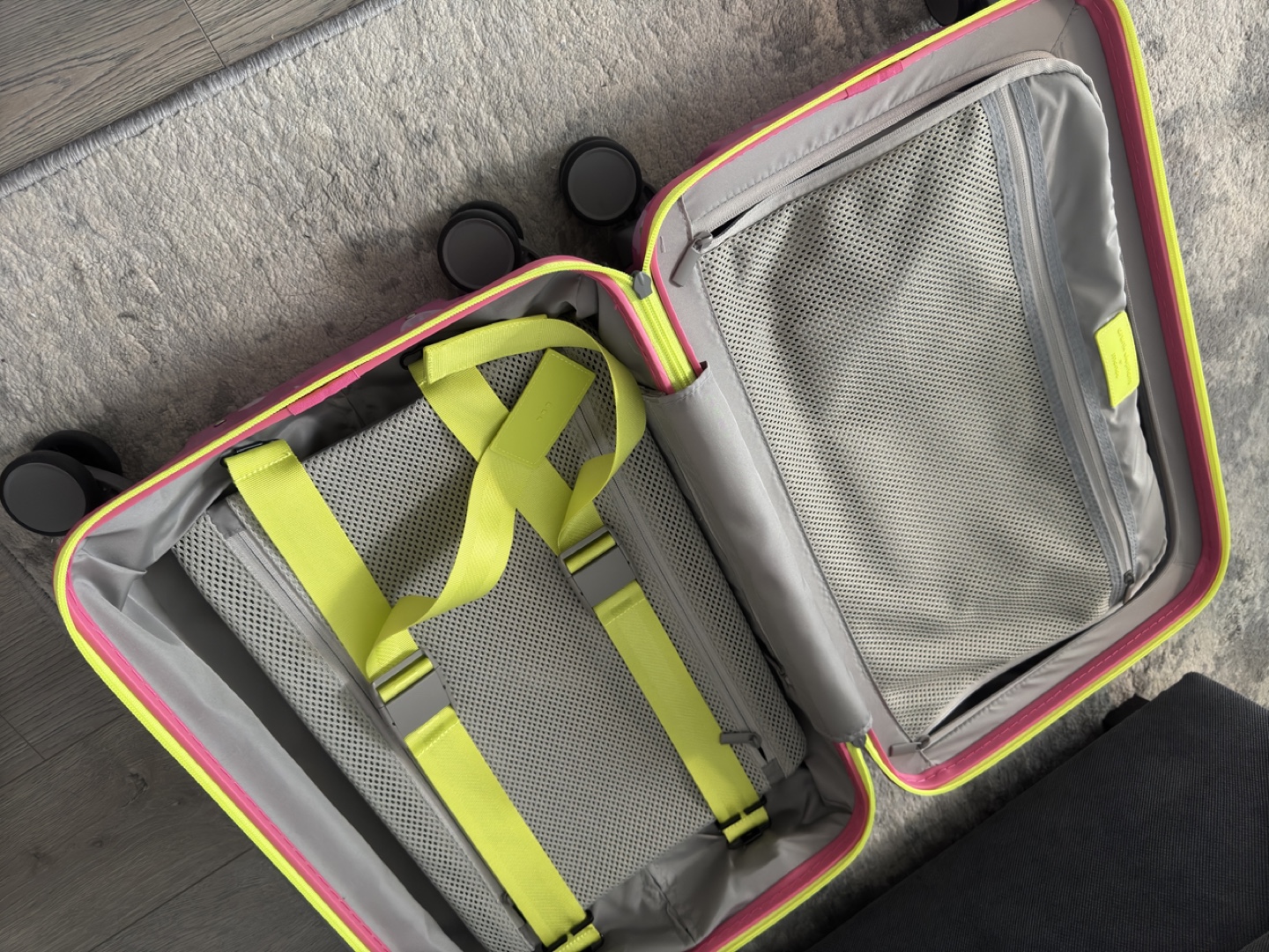 Monos Carry-On Suitcase - Drunk Elephant Collaboration - photo 4