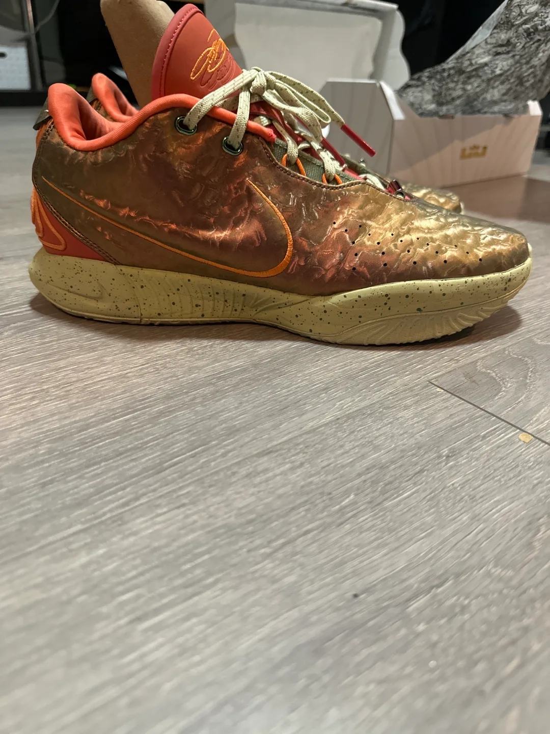 Nike LeBron 21 Queen Conch Size 10 image indicator(2)