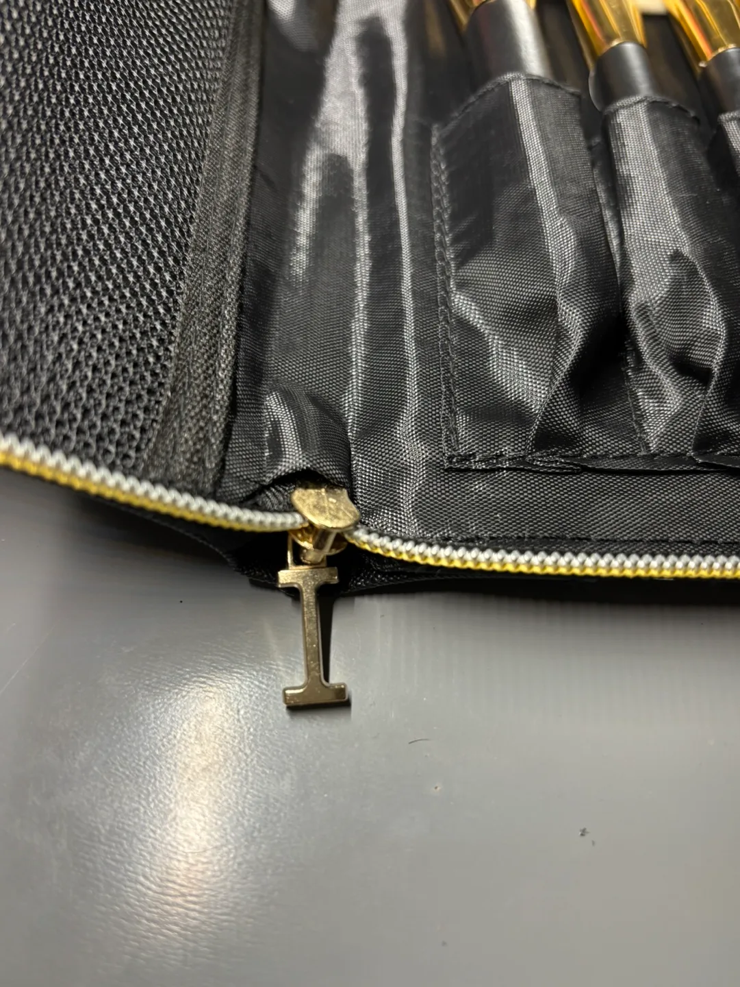 Isaac mizrahi Cosmetic Bag With 4 Piece Makeup Brushes image indicator(4)