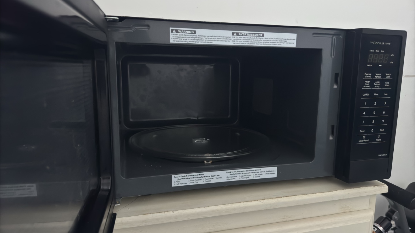 Panasonic Countertop Microwave - photo 2