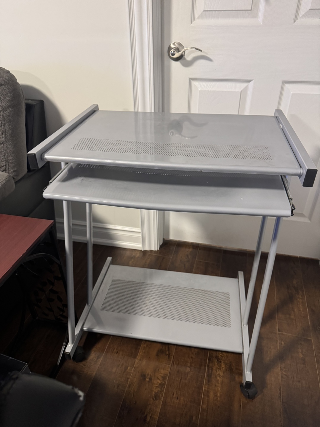 Computer desk with wheels