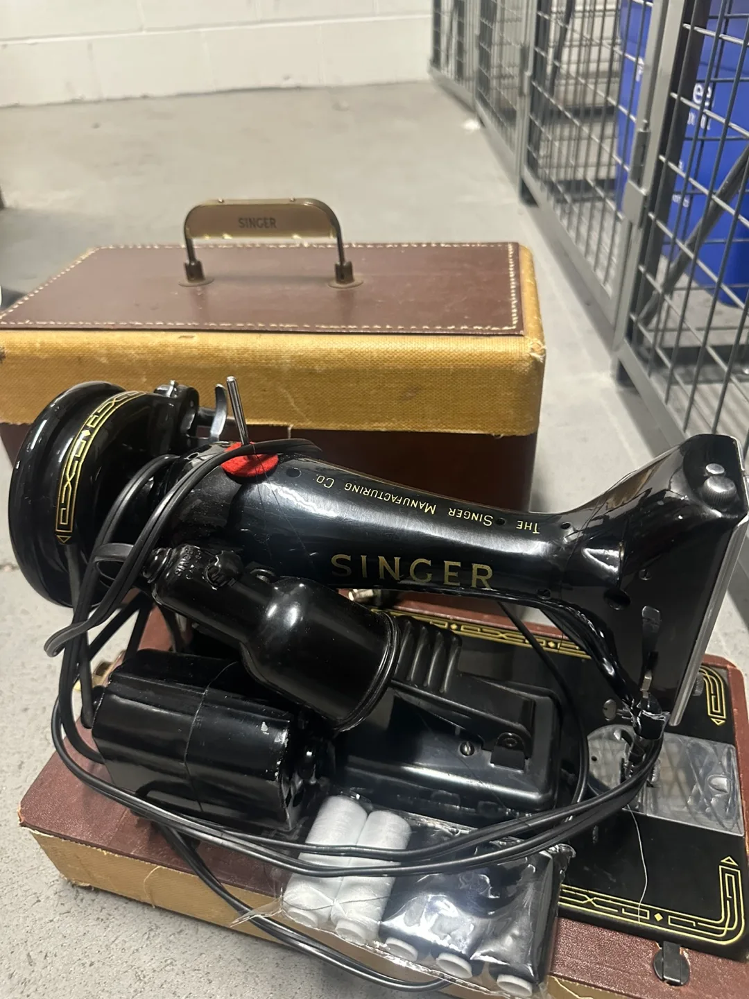 Vintage Singer Sewing Machine image indicator(2)