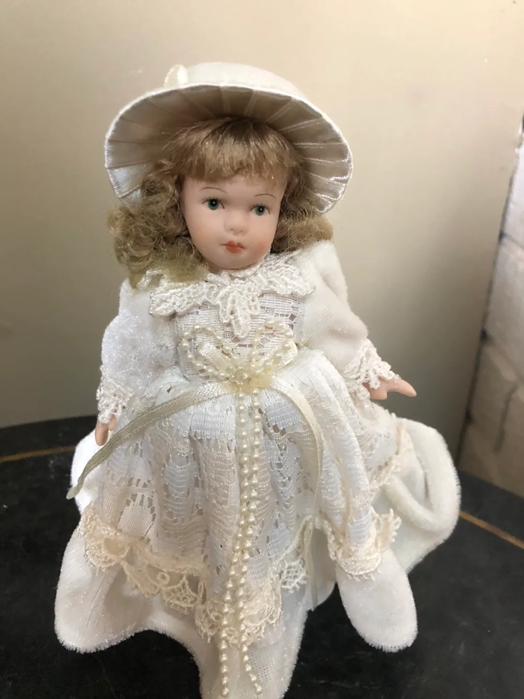 Set of 5 Porcelain Dolls image indicator(3)