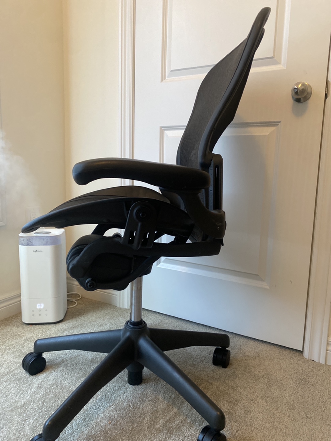 Herman Miller Aeron Chair - photo 4