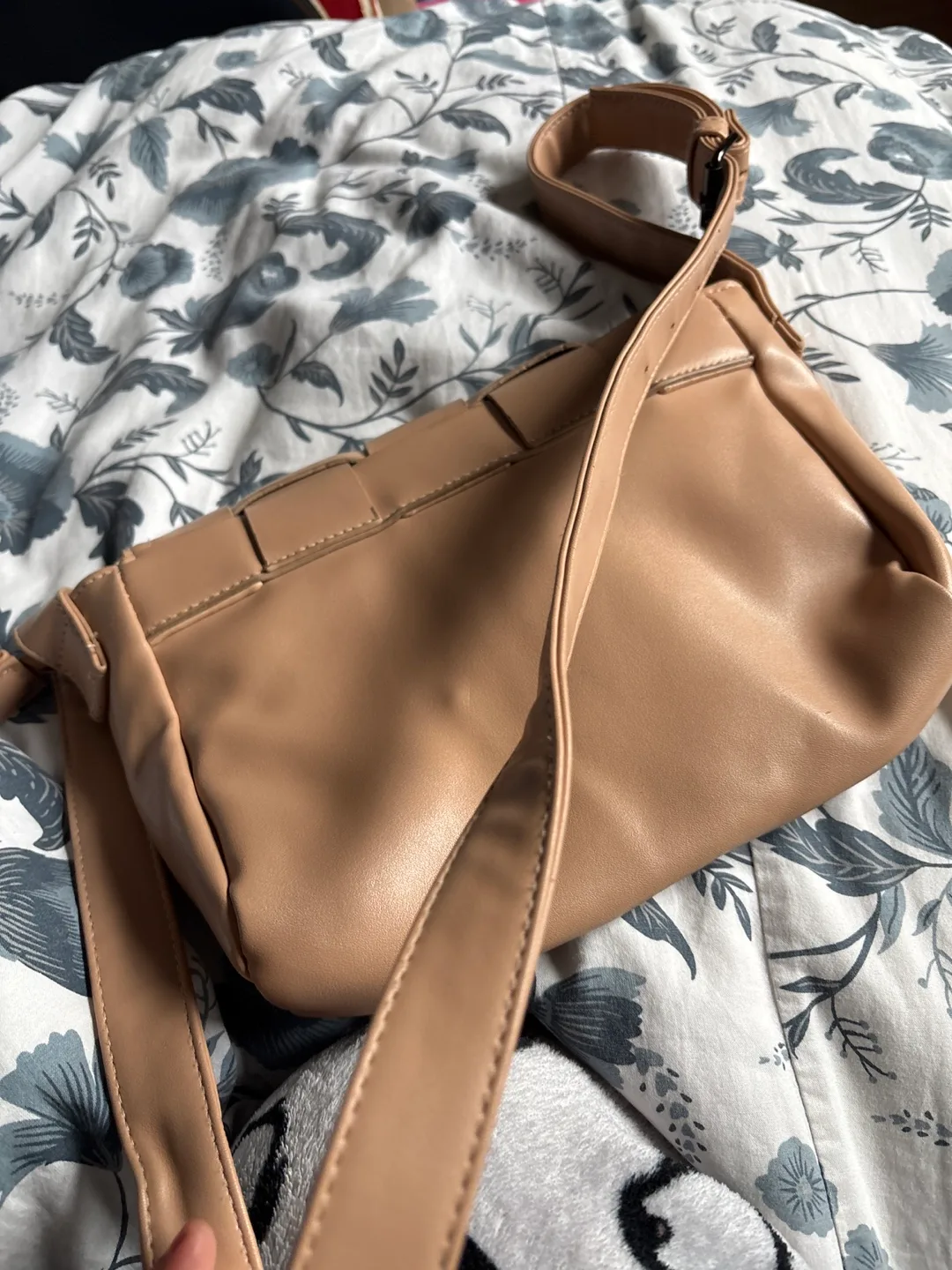 Tan Woven Crossbody Bag image indicator(4)