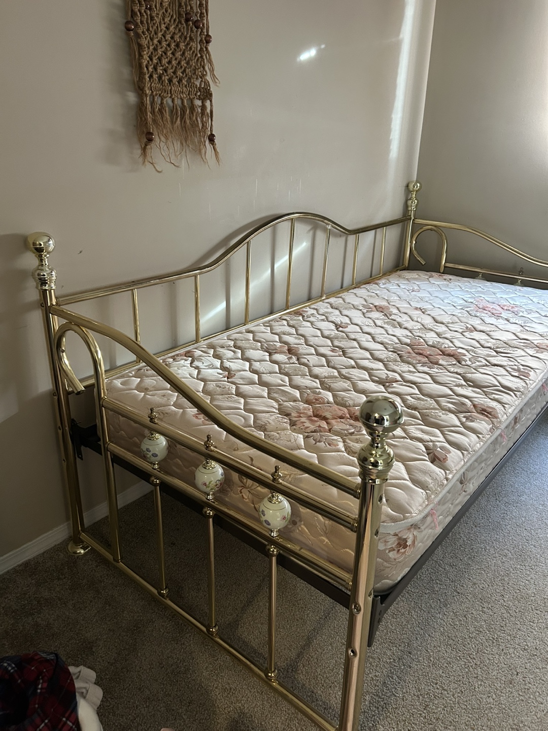 Brass Daybed in Excellent condition, like new mattress