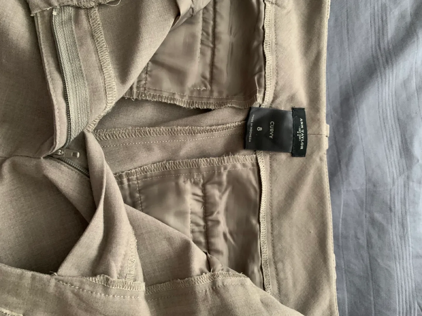 Ann Taylor Women's beige capri Pants Size 8 image indicator(2)