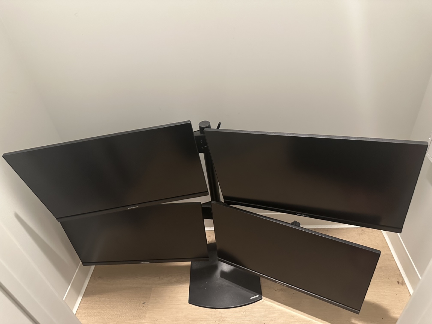 4 Viewsonic Monitors with stand