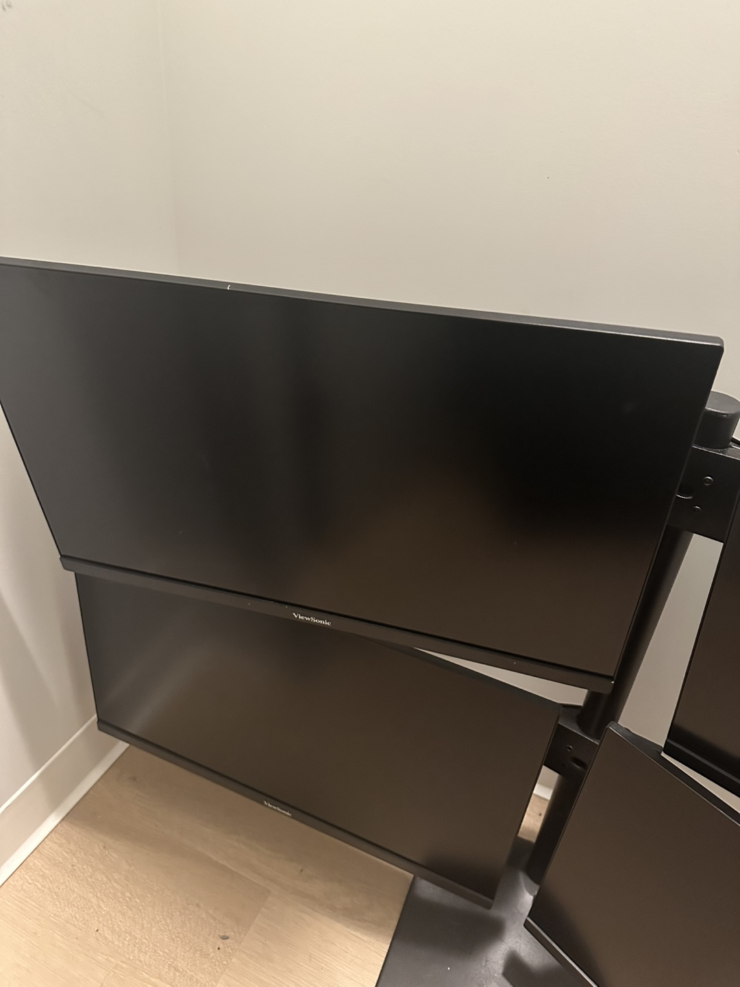 4 Viewsonic Monitors with stand - photo 2