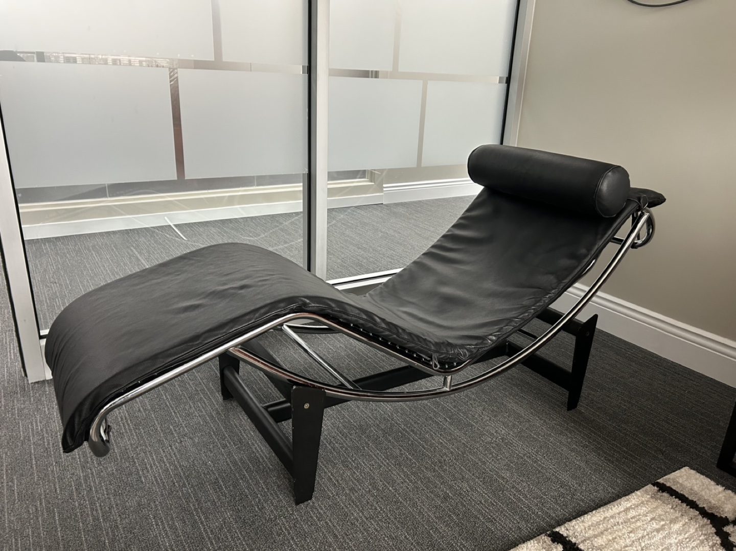Leather Chaise Lounge - LC4 LeCourbusier - photo 3