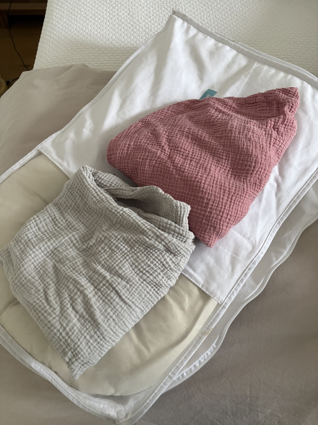 Snuggle Me Organic Cotton Baby Lounger + 2 Muslin Swaddles
