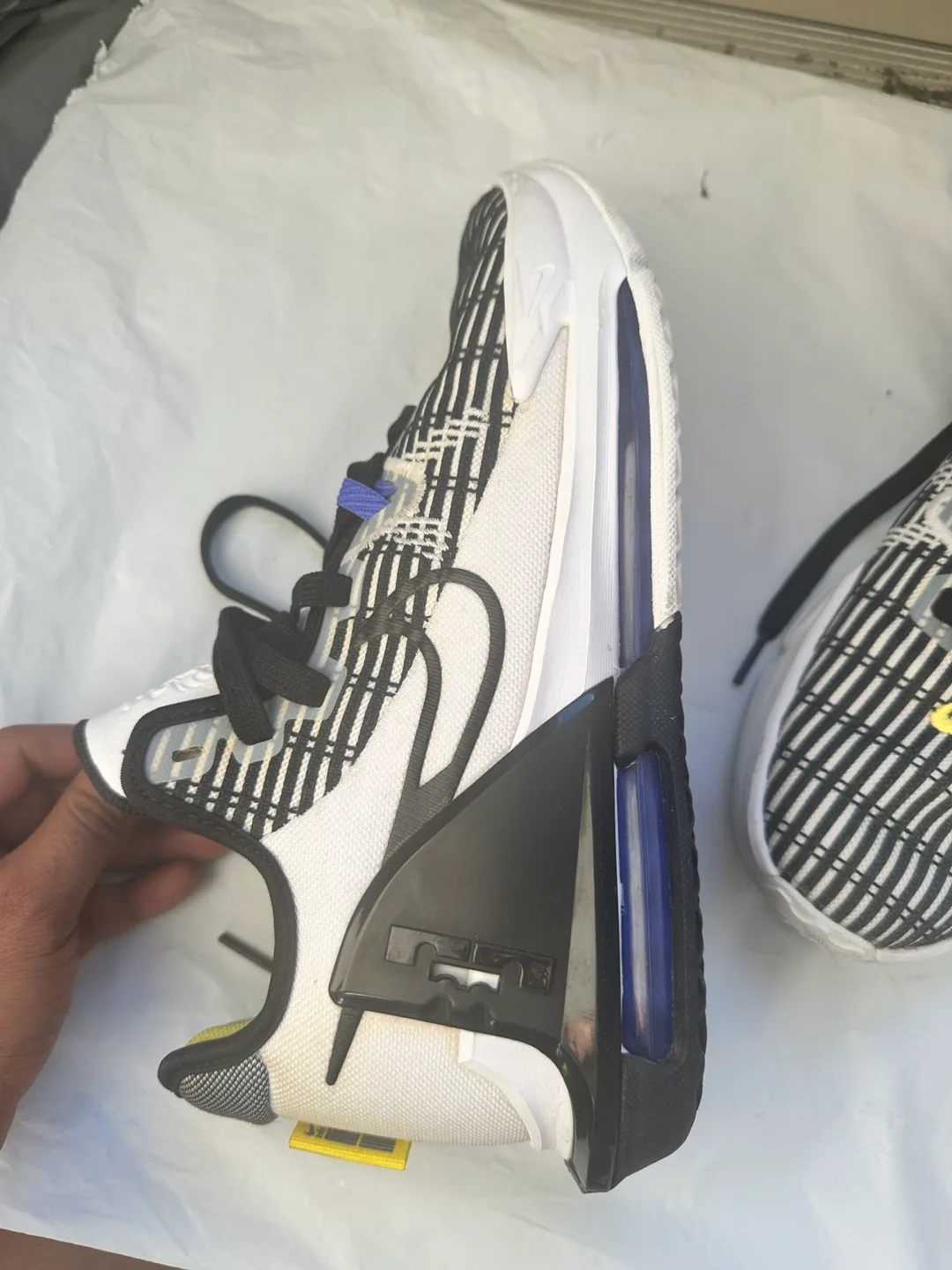 Nike LeBron Witness 6 Basketball Shoes - Size US 10 image indicator(4)