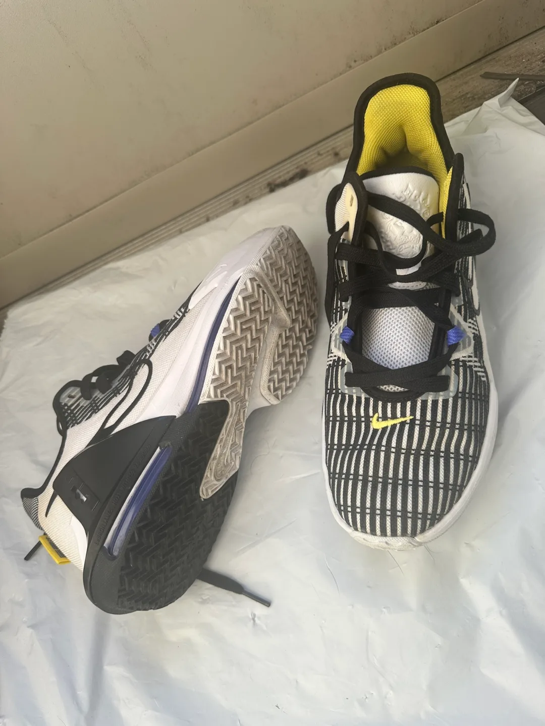 Nike LeBron Witness 6 Basketball Shoes - Size US 10 image indicator(3)