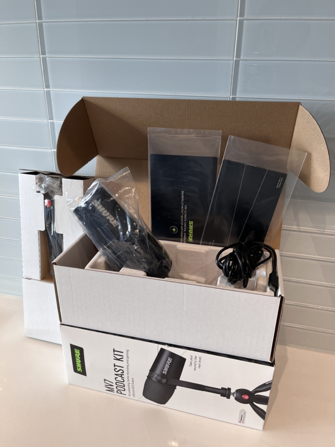 Shure MV7 Podcast Kit - Black