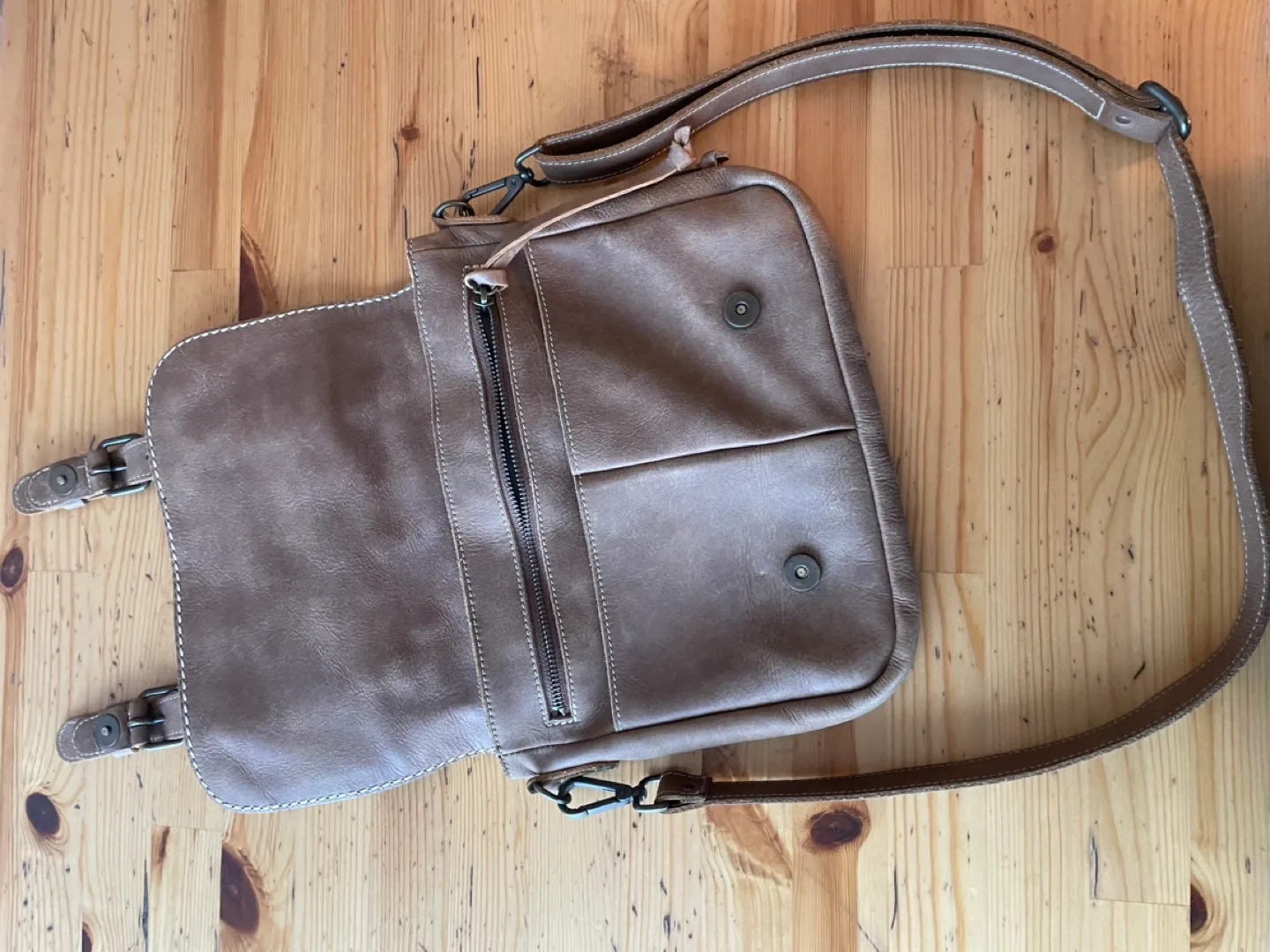 Roots Modern Satchel Tribe Leather Messenger Bag image indicator(2)