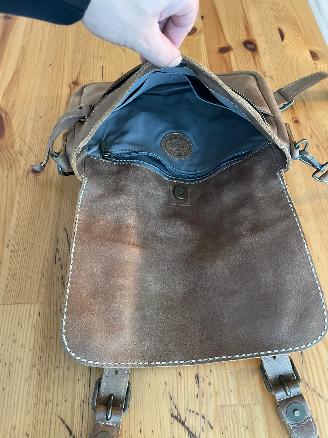 Roots Modern Satchel Tribe Leather Messenger Bag image indicator(4)