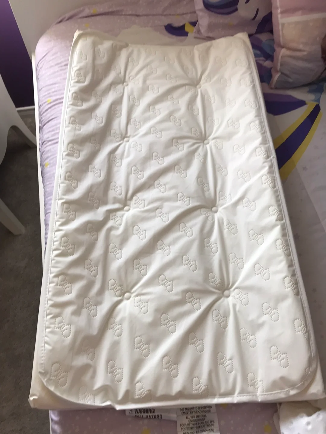 White diaper changing Pad image indicator(2)