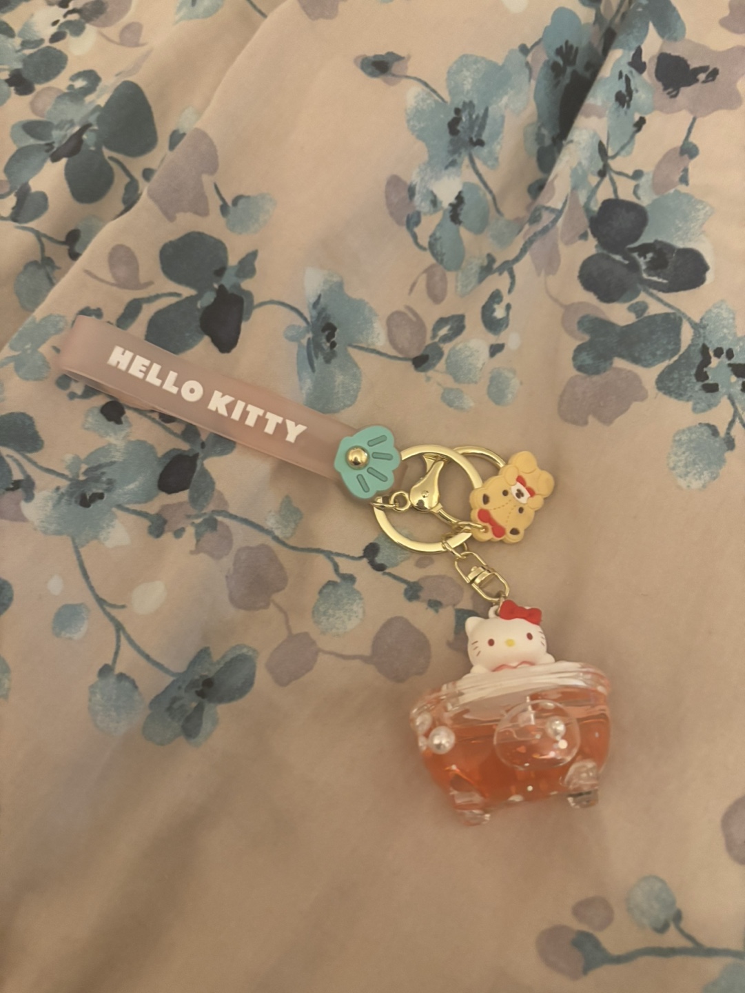Hello Kitty Keychain with bath tub charm - photo 3