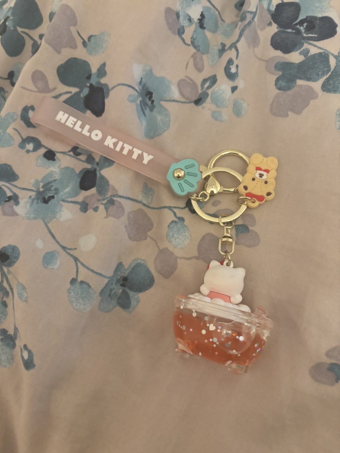 Hello Kitty Keychain with bath tub charm - photo 4