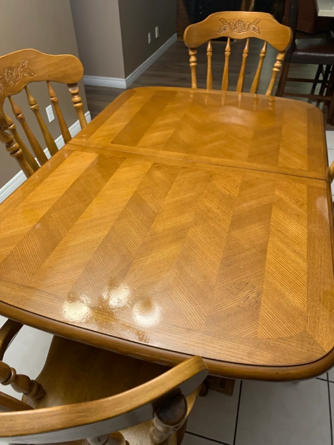 Oak dining table in excellent condition extendible image indicator(2)