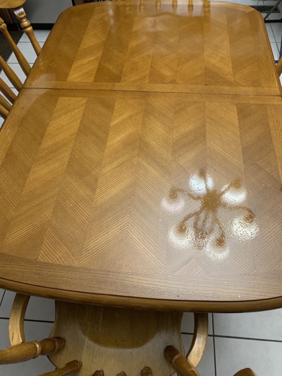 Oak dining table in excellent condition extendible